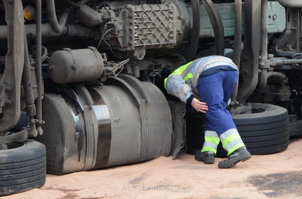 LKW umgestuerzt Niehler Hafen P065.JPG